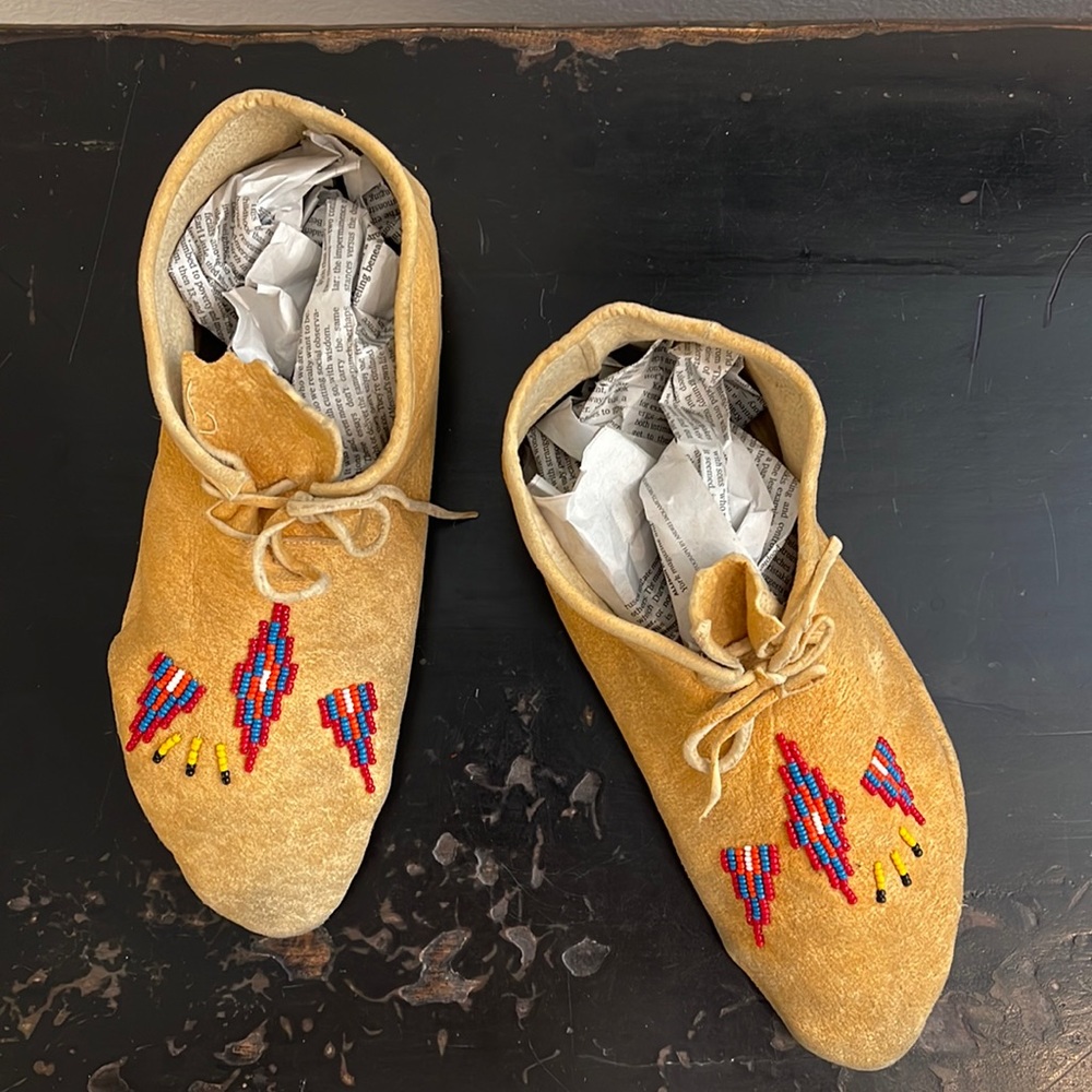 VINTAGE HANDMADE Native Inspired Beaded Southwestern Suede Moccasins 7/8